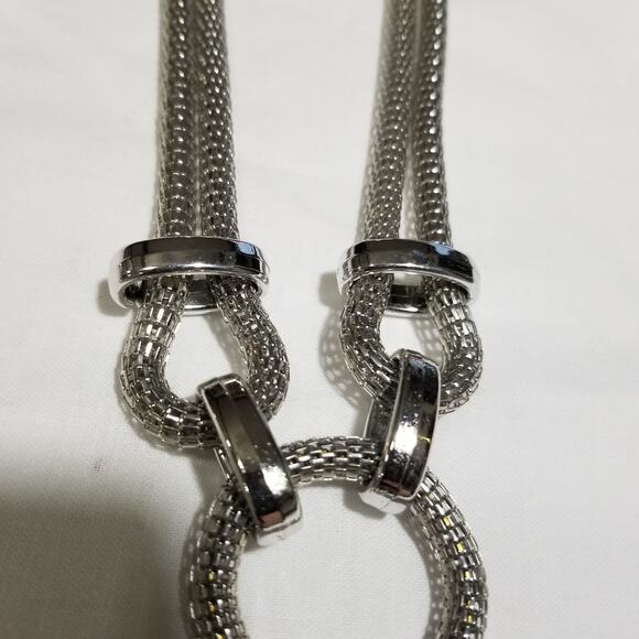 Lightweight silvertone necklace - Picture 3 of 5